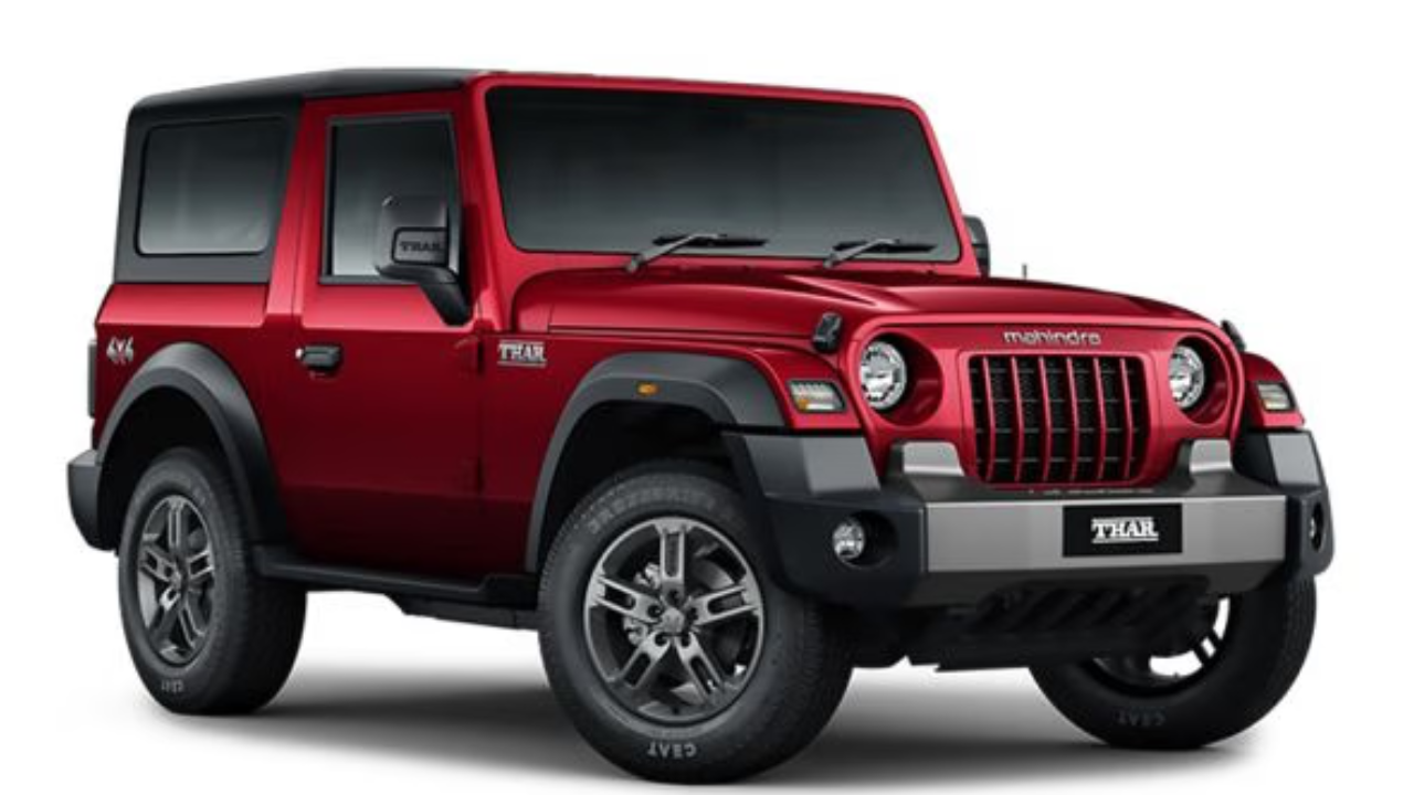 नवीन महिंद्रा थार (Mahindra Thar Facelift) ऑफ-रोडिंग शौकिनांची पहिली पसंती असलेली महिंद्रा थार लवकरच नवीन फेसलिफ्ट व्हर्जनमध्ये बाजारात येत आहे. या नवीन मॉडेलमध्ये थार रॉक्सप्रमाणे ६-स्लॉट ग्रिल आणि C-आकाराचे DRLs असलेले LED हेडलाइट्स पाहायला मिळतील. याशिवाय पुश-बटन स्टार्ट, वायरलेस चार्जर आणि व्हेंटिलेटेड सीट्स यांसारखे प्रीमियम फीचर्स दिले जातील, तर इंजिनमध्ये कोणताही बदल केला जाणार नाही.