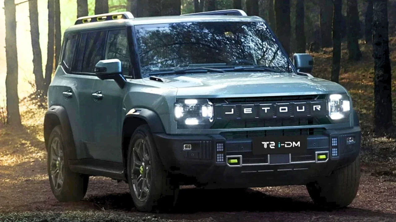 जेएसडब्ल्यू प्लग-इन हायब्रिड एसयूव्ही (JSW Plug-in Hybrid SUV) जेएसडब्ल्यू ग्रुप आपल्या 'JSW Motors' या नवीन कंपनीद्वारे सप्टेंबर महिन्यात भारतीय बाजारात पदार्पण करत आहे. कंपनीचे पहिले मॉडेल हे चेरीच्या 'Jetour Traveller C-DM' वर आधारित प्लग-इन हायब्रिड एसयूव्ही असेल. ही गाडी १.५-लिटर टर्बो-पेट्रोल इंजिन आणि बॅटरी पॅकसह येईल, जी केवळ EV मोडवर १०० किलोमीटरपेक्षा जास्त मायलेज देईल.