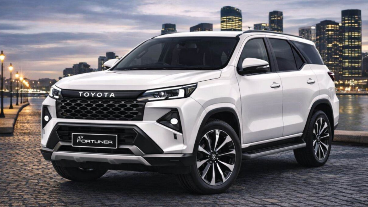 नेक्स्ट-जेन टोयोटा फॉर्च्युनर (Next-Gen Toyota Fortuner) टोयोटा फॉर्च्युनर आता आपल्या तिसऱ्या जनरेशनमध्ये प्रवेश करत असून, २०२७ च्या सुरुवातीला ती भारतात लाँच होण्याची शक्यता आहे. या नवीन व्हर्जनमध्ये आधीपेक्षा अधिक आकर्षक डिझाइन, १२.३-इंच डिस्प्ले, पॅनोरमिक सनरूफ, लेव्हल-२ ADAS सुरक्षा फीचर्स आणि इलेक्ट्रॉनिक पार्किंग ब्रेक यांसारखे मोठे अपडेट्स मिळतील, तर इंजिन पर्याय पूर्वीप्रमाणेच कायम राहतील.