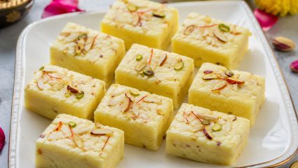 तोंडात टाकताच सहज जाईल विरघळून! घरच्या घरी सोप्या पद्धतीमध्ये बनवा स्वादिष्ट श्रीखंड वडी, नोट करून घ्या रेसिपी