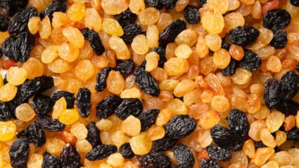 Solapur News: बाजार समितीत बेदाण्याची विक्रमी आवक! ४०० रुपयांपर्यंत दराची झेप; १५ हजार ४६२ बॉक्स दाखल