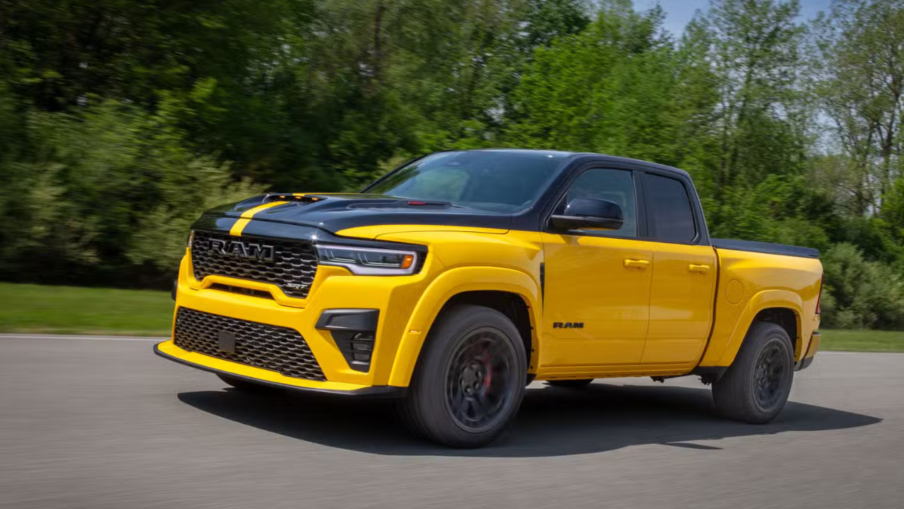 आतून अन् बाहेरून कशी दिसतेय 2027 Ram 1500 Rumble Bee! पाहा या धडाकेबाज ट्रकचे इंटीरियर आणि एक्सटीरियर फोटो!
