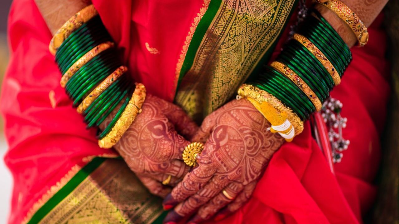 हिरव्या रंगाच्या बांगड्यांमध्ये सोन्याचे कडे किंवा मोठ्या आकाराचे गोठ घालू शकता. मोराच्या डिझाईन्स, फुलाच्या डिजाईन्स, पान डिझाईन, गोलाकार डिझाईन्स हिरव्या बांगड्यांमध्ये शोभून दिसतात.