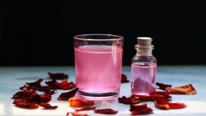 चेहऱ्यावर नॅचरल ग्लो हवा? मग घरीच तयार करा ताज्या गुलाबांपासून गुलाबपाणी, जाणून घ्या कृती