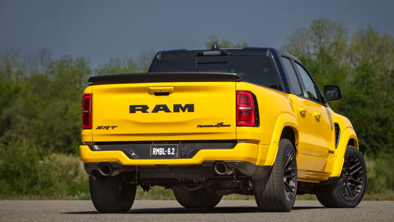 या सीरिजमधील सर्वात प्रीमियम मॉडेल 'रंबल बी SRT' (Rumble Bee SRT) हे तब्बल ७७७ हॉर्सपॉवरची प्रचंड ताकद देते. कंपनीच्या मते, ही जगातली सर्वात पॉवरफुल आणि वेगाने धावणारी V8 इंजिन असलेली उत्पादन-स्तरीय पिकअप ट्रक आहे.