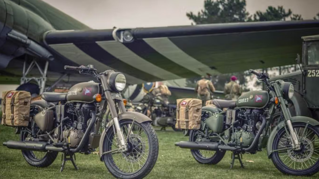 रॉयल एनफिल्ड क्लासिक ५०० 'पेगासस' एडिशन (Classic 500 Pegasus) दुसऱ्या महायुद्धाच्या काळात ब्रिटीश सैन्यासाठी वापरल्या गेलेल्या ऐतिहासिक 'फ्लाईंग फ्ली' या हलक्या बाईकवरून ही प्रेरित होती. लष्करी रंगाचे फिनिशिंग, कॅनव्हास सॅडलबॅग्ज आणि टाकीवर असलेला पेगाससचा ऐतिहासिक लोगो ही याची वैशिष्ट्ये होती. कलेक्टर्ससाठी जगभरात याचे १,००० युनिट्स तयार करण्यात आले होते, ज्यापैकी भारतासाठी केवळ २५० युनिट्स दिले गेले.