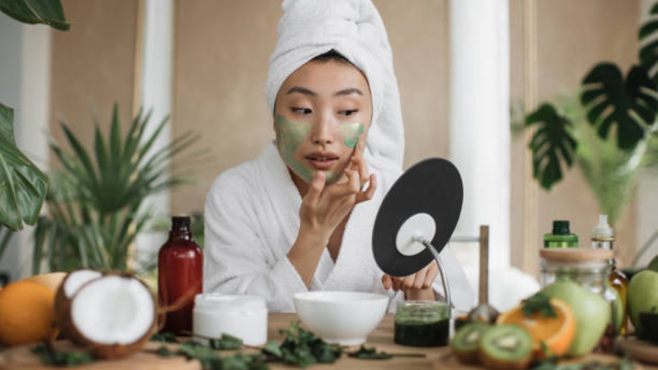 Skin Care Tips: काचेसारखी पारदर्शक त्वचेच्या तांदळाच्या पिठात मिक्स करा ‘हे’ पदार्थ, पिंपल्सचे डाग कायमचे होतील गायब