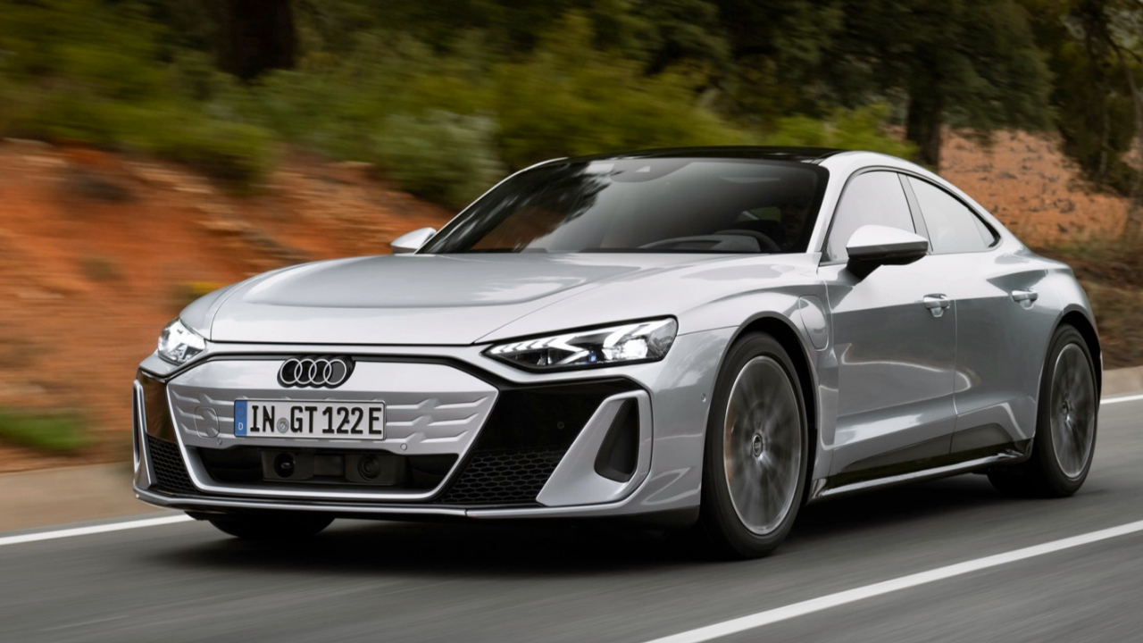 Audi e-tron GT (ऑडी ई-ट्रॉन जीटी) ही ऑडीची पूर्णपणे इलेक्ट्रिक स्पोर्ट्स कुपे कार आहे, जी लक्झरी आणि आधुनिक तंत्रज्ञानाचा उत्तम मेळ घालते. हिचा स्पोर्टी लुक, वेगवान पिकअप आणि आलिशान केबिन ड्रायव्हिंगचा एक वेगळाच प्रीमियम अनुभव देतात. शून्य उत्सर्जनासह पर्यावरणपूरक आणि हाय-टेक फिचर्स असणारी ही एक भविष्यातील सुपरकार आहे.