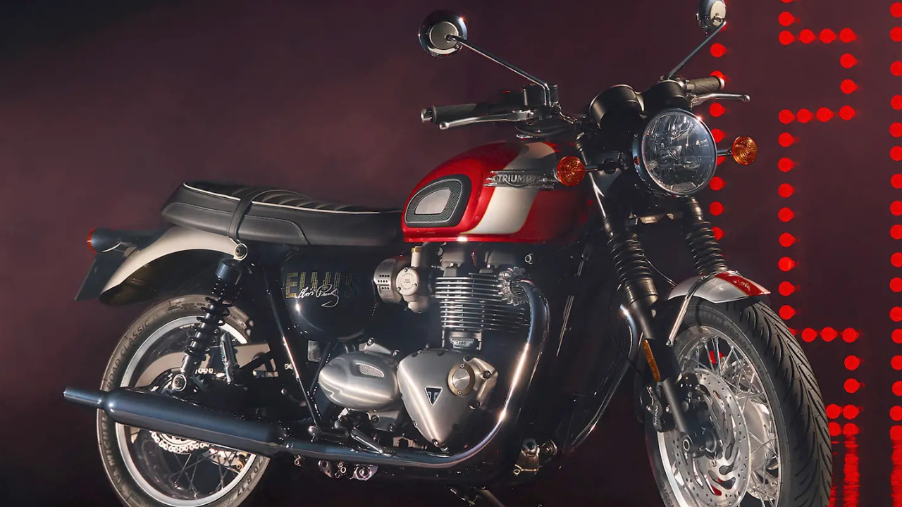 Triumph Bonneville T120 'Elvis Presley' Edition म्युझिक विश्वाचा राजा 'इल्व्हिस प्रेस्ली' (Elvis Presley) आणि त्याच्या प्रसिद्ध 'मेम्फिस माफिया' मित्रांच्या आठवणींना उजाळा देण्यासाठी ही खास 'बॉनेव्हिल' आवृत्ती तयार करण्यात आली आहे, कारण इल्व्हिस प्रेस्ली हा स्वतः ट्रायम्फ बाईक्सचा खूप मोठा चाहता होता. या बाईकवर इल्व्हिस प्रेस्लीच्या स्वाक्षरीचे (Signature) डिझाईन आणि त्याच्या प्रसिद्ध '६८ कमबॅक स्पेशल' शो चे सोन्यासारखे चमकणारे ग्राफिक्स दिले आहेत. सर्वात महत्त्वाची गोष्ट म्हणजे ही बाईक खरेदी करणाऱ्याला एक खास ऑथेंटिसिटी सर्टिफिकेट देखील मिळते, ज्यावर ट्रायम्फच्या मुख्य कार्यकारी अधिकाऱ्यांची (CEO) स्वाक्षरी असते.