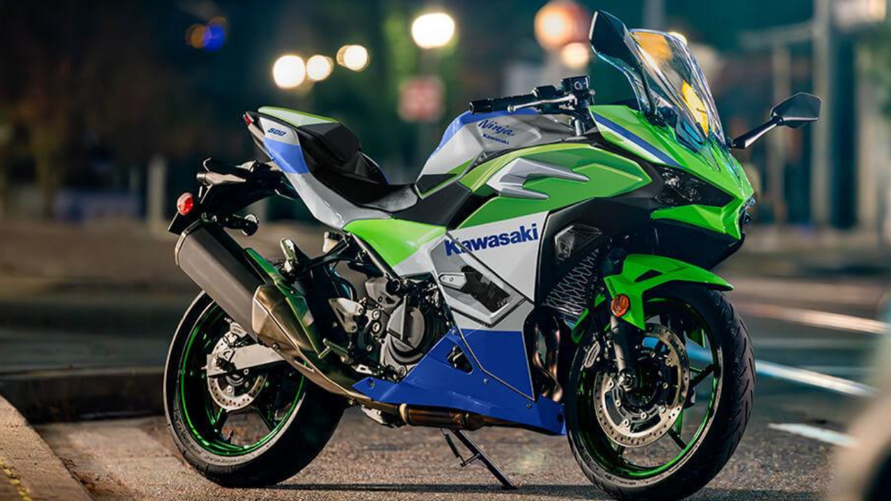 Kawasaki Ninja 40th Anniversary Edition: निन्जा ब्रँडच्या ४० वर्षांच्या इतिहासानिमित्त आलेल्या या सिरीजमध्ये (ZX-4RR / ZX-10R) १९९० च्या दशकातील क्लासिक 'पांढरा-निळा-हिरवा' पेंट स्कीम देण्यात आला आहे. टाकीवरील विशेष चॅम्पियनशिप लोगोमुळे ही बाईक जुन्या रेसिंग युगाची आठवण करून देते.