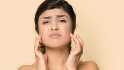 चेहऱ्यावरील तेज कमी झाला आहे? मग ‘या’ पदार्थांचा वापर करून घरीच बनवा नॅचरल टोनर, सुरकुत्या होतील गायब