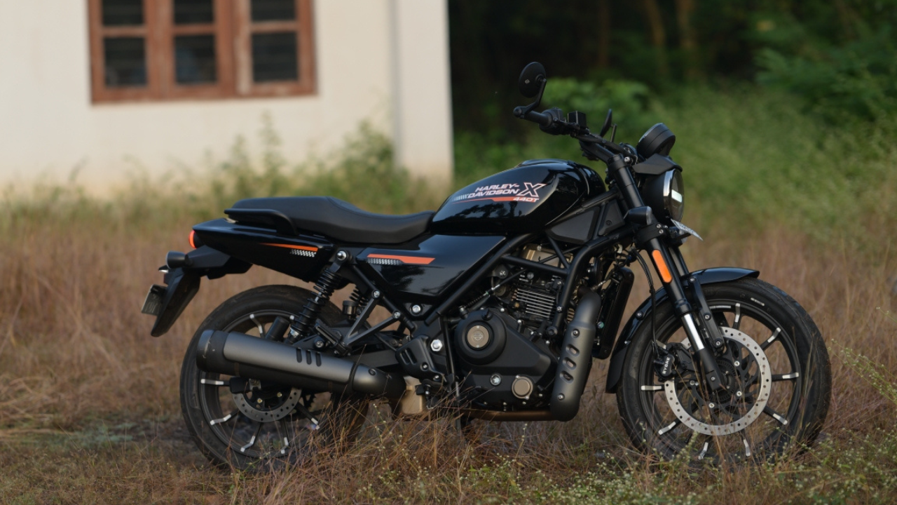 हार्ले-डेव्हिडसन एक्स४४० (Harley-Davidson X440) हार्ले-डेव्हिडसनने हीरो मोटोकॉर्पच्या सहकार्याने तयार केलेली एक्स४४० ही एक दमदार रोडस्टर बाइक आहे. यात ४४० सीसीचे एअर-ऑइल कुल्ड इंजिन दिले असून, तिचा एक्झॉस्ट साऊंड आणि रेट्रो लुक रायडर्सना आकर्षित करतो. डिजिटल इन्स्ट्रुमेंट क्लस्टर आणि चांगल्या रोड ग्रिपमुळे ही बाइक रोजच्या वापरासाठी तसेच हायवेसाठी योग्य आहे.