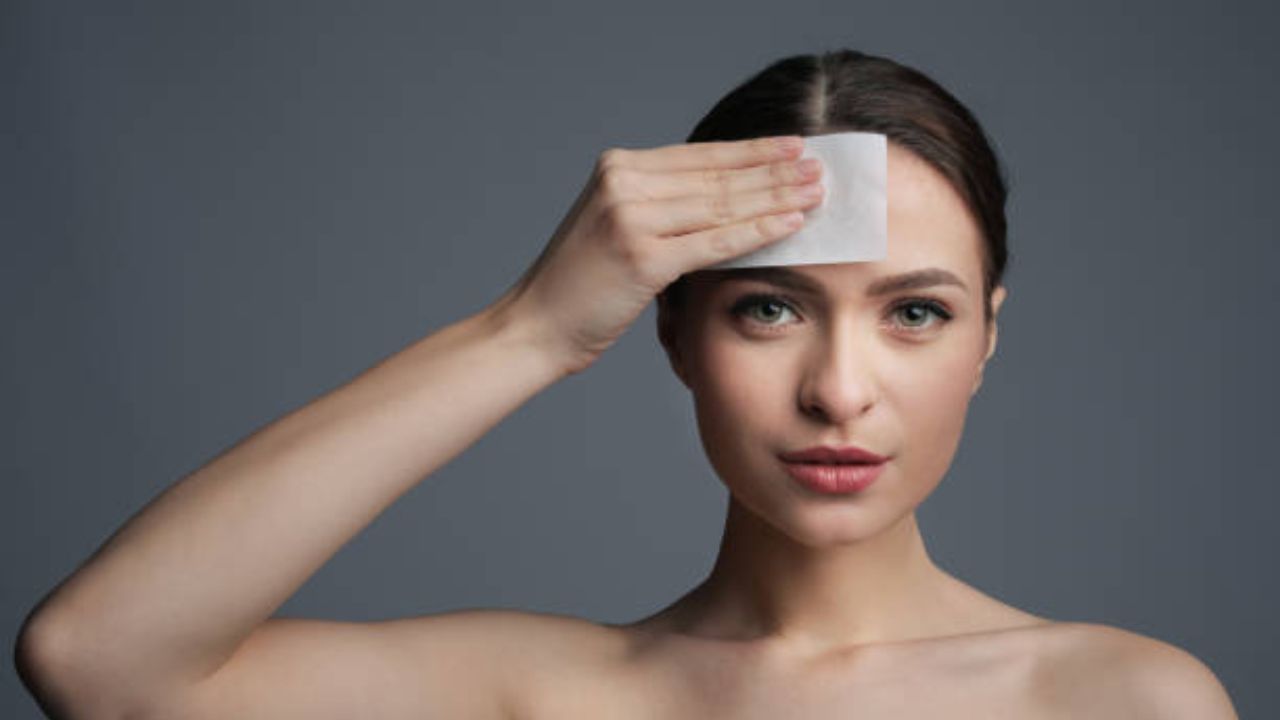 Monsoon Skin Care: पावसाळ्यात त्वचा कायमच तेलकट किंवा चिकट का होते? जाणून घ्या यामागील कारणे आणि घरगुती उपाय