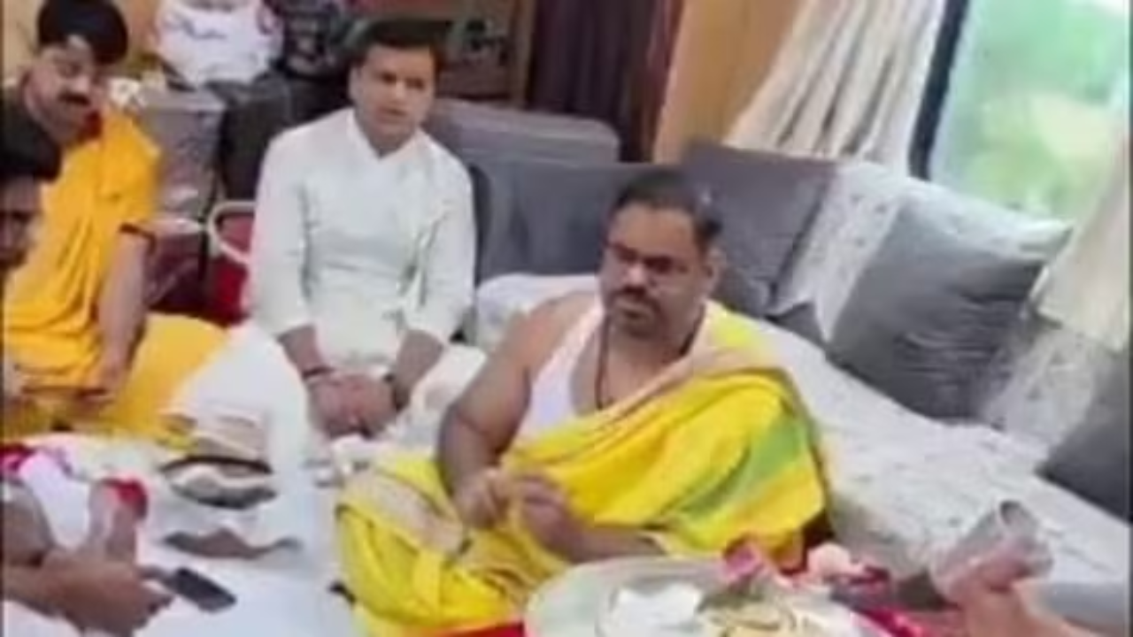 Video: ट्रेनमध्ये उभारलं मंदिर? धावत्या रेल्वेतील पूजेचा VIDEO व्हायरल; रेल्वेच्या खुलाशाने समोर आलं खरं सत्य