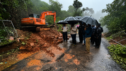 Disaster News : फळणे वस्ती लगत तापोळा रस्ता खचला १०५ हून अधिक गावांचा संपर्क तुटला