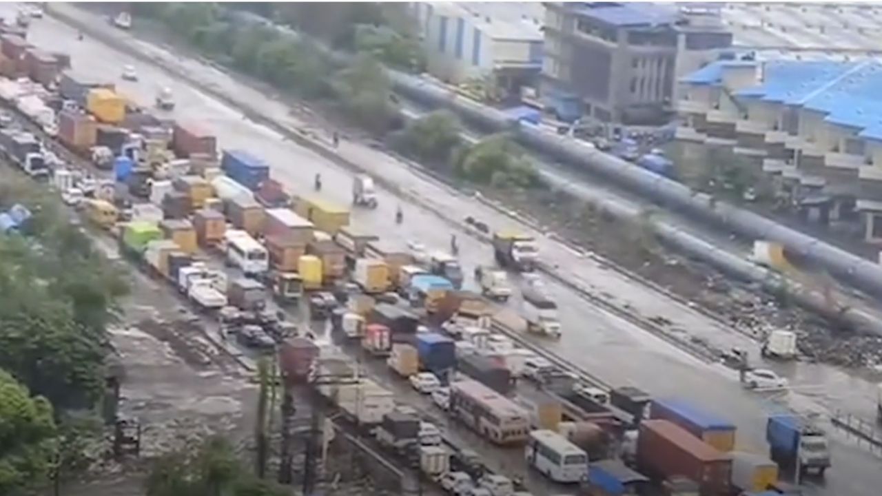 Mumbai-Nashik Highway Traffic Jam: पावसाचा हाहाकार! मुंबई-नाशिक हायवेवर ८ किलोमीटर वाहतूक कोंडी; हजारो वाहने तासनतास अडकली