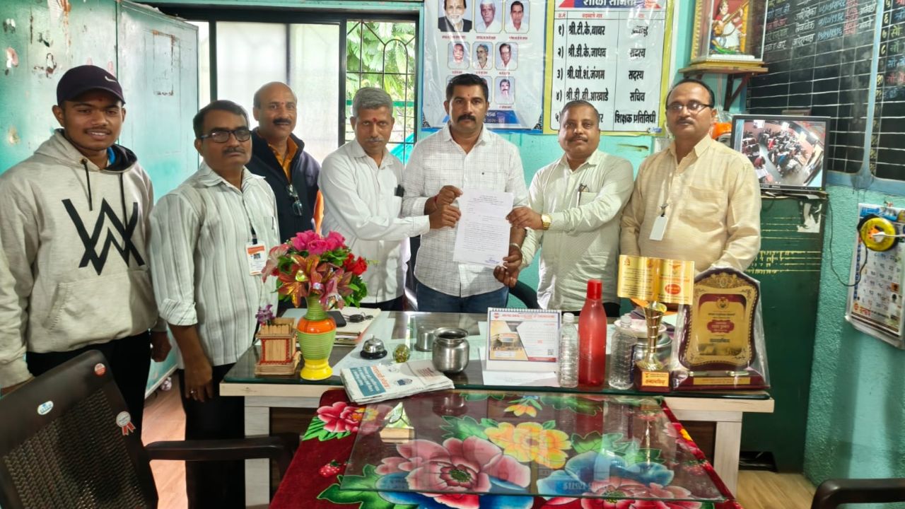 जावळी तालुक्यातील दापवडी येथे विद्यार्थ्यांच्या सुरक्षिततेसाठी पालक आक्रमक; शाळेसमोर बस थांब्याची मागणी, मेढा आगार प्रमुखांना निवे