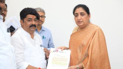 ‘मुदत संपली तरी खुर्ची कायम, विठ्ठल मंदिर समिती बरखास्त करा; उपमुख्यमंत्री सुनेत्रा पवार यांच्याकडे श्रीकांत शिंदे यांची मागणी
