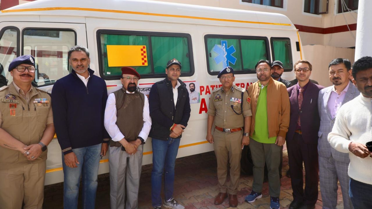 काश्मीरसाठी शिवसेना कटिबद्ध; द्रास रुग्णालयाला CT स्कॅन मशीन, रुग्णवाहिका सुपूर्द : डॉ. श्रीकांत शिंदे