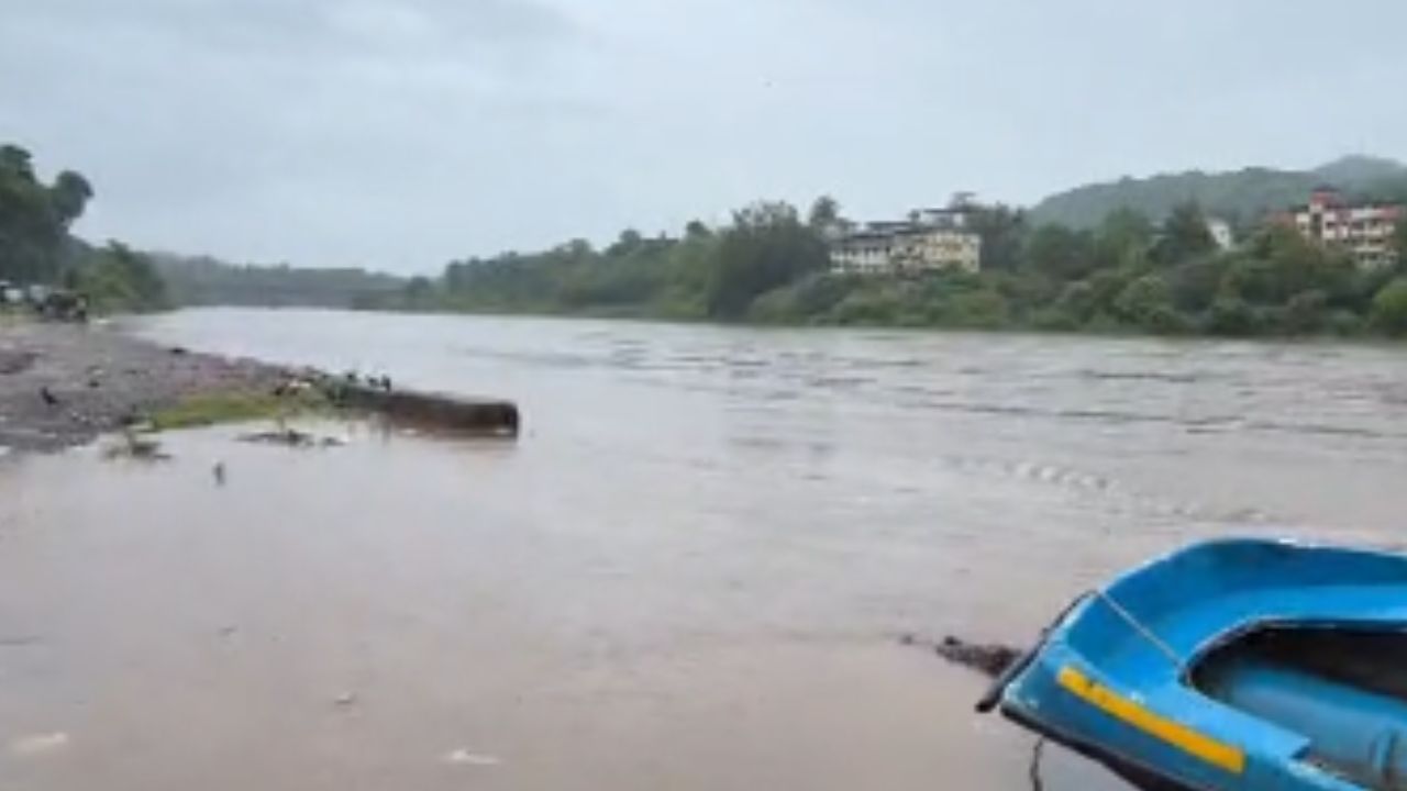 Jagbudi River Flood: रत्नागिरीत मुसळधार पाऊस; खेडमधील जगबुडी नदीने ओलांडली धोक्याची पातळी, बाजारपेठेत शिरले पुराचे पाणी
