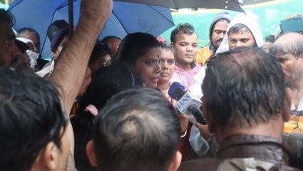 मुंबईत मुसळधार पावसात झाड कोसळून वृद्धाचा मृत्यू; महापौर रितू तावडे यांच्याकडून ५ लाखांची मदत, तर किशोरी पेडणेकरांचा थेट हल्ला