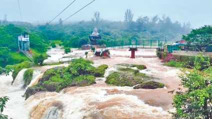 सातारा जिल्ह्यात पावसाचे थैमान! महाबळेश्वरमध्ये १०० वर्षांतील विक्रमी ११ इंच पाऊस; ५ तालुक्यांतील शाळांना सुटी, तर…