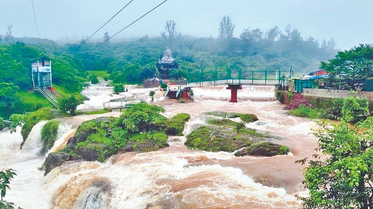 सातारा जिल्ह्यात पावसाचे थैमान! महाबळेश्वरमध्ये १०० वर्षांतील विक्रमी ११ इंच पाऊस; ५ तालुक्यांतील शाळांना सुटी, तर…