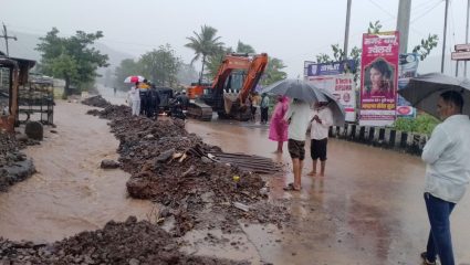 मुसळधार पावसाचा कहर, निसरेफाटा, एफिल, रासे परिसर जलमय; घरांमध्ये व दुकानगाळ्यांत पाणी शिरल्याने मोठे नुकसान