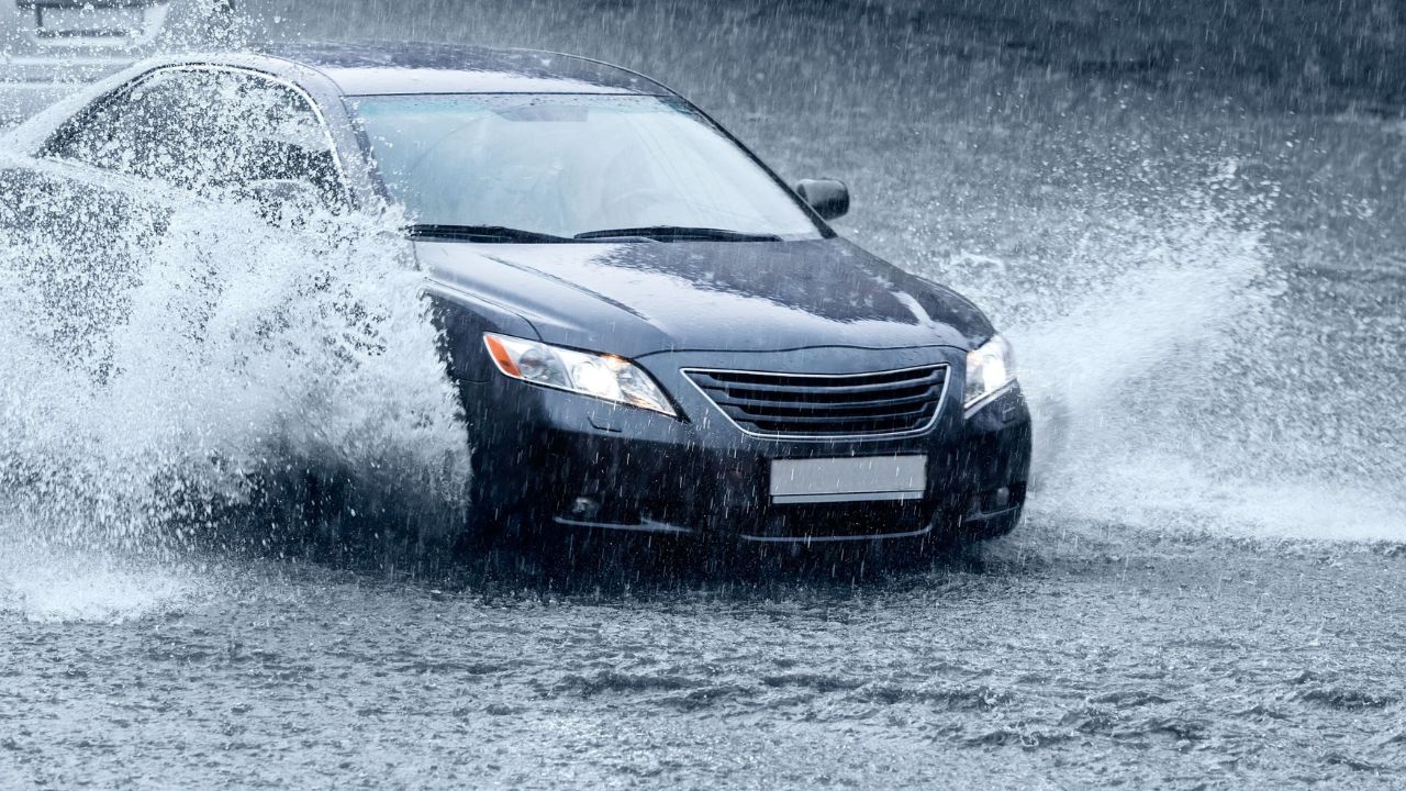 Monsoon Driving Tips: मुसळधार पावसात कार चालवताय? ‘या’ चुका अजिबात करू नका, नाहीतर होईल मोठा अपघात!