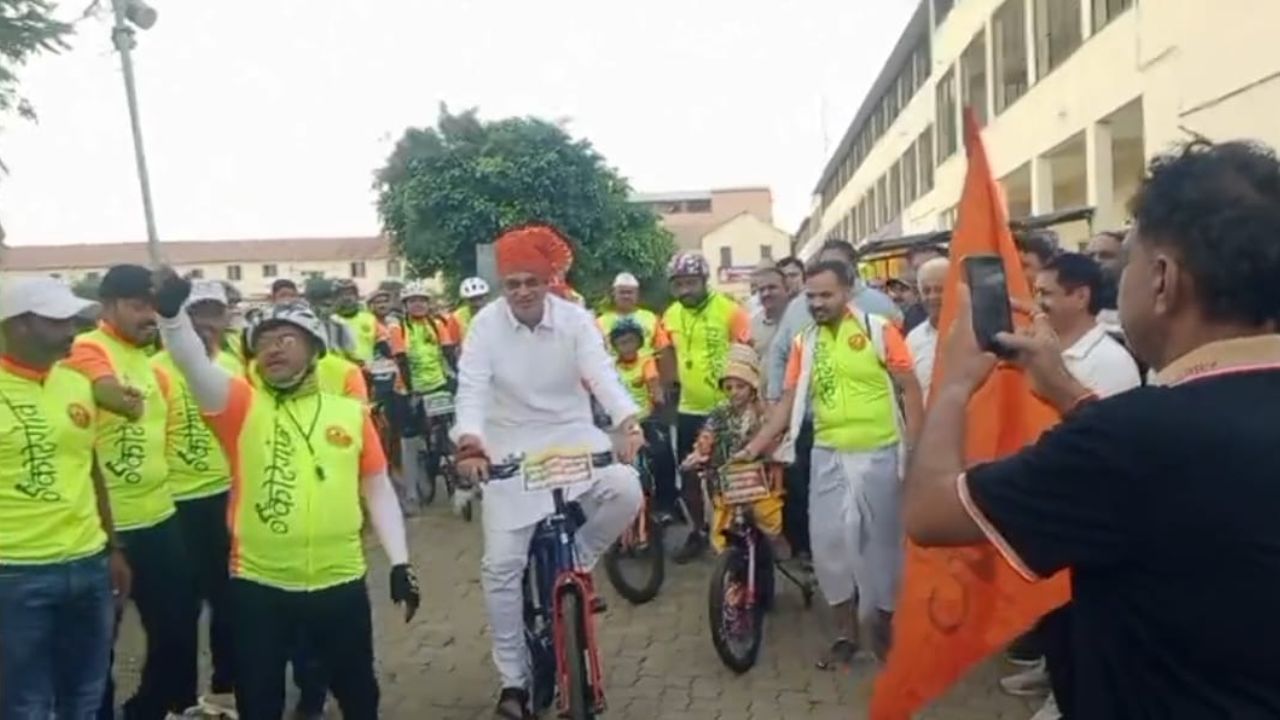 जगात भारी सायकल वारी… एकच गाव कोरेगाव, १०० हून अधिक सायकल प्रेमी पंढरपूरकडे रवाना; आमदार महेश शिंदेंनी दाखवला भगवा झेंडा