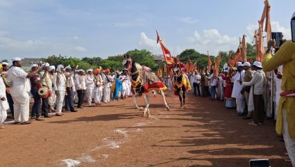 विठूनामाचा गजर अन्…! सोमेश्वरनगर येथे संत सोपानकाका पालखीचे पहिले गोल अश्वरिंगण उत्साहात संपन्न; दीड लाख वारकऱ्यांची उपस्थिती