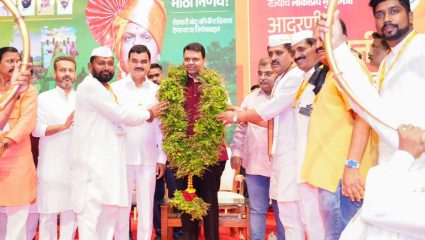 शेतकऱ्यांसाठी फडणवीसांची ‘तिहेरी मेगा घोषणा’! पंढरपुरात पांडुरंगाचा तुळशीहार घालून मुख्यमंत्र्यांचा अभूतपूर्व सत्कार