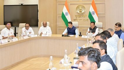 मुख्यमंत्र्यांचा मजीप्रा अधिकाऱ्यांना थेट दम! छत्रपती संभाजीनगरच्या पाणी योजनेत दिरंगाई खपवून घेणार नाही; फडणवीसांचा कडक इशारा