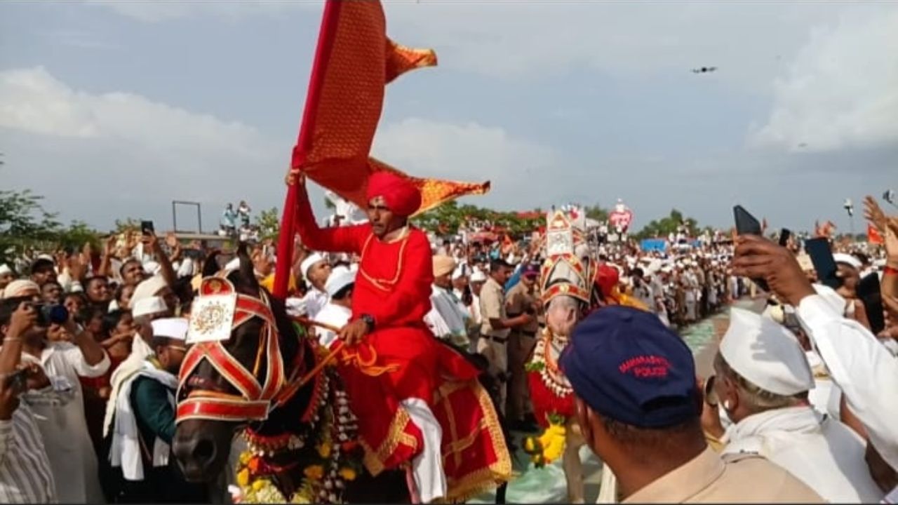 ‘ज्ञानोबा माऊली’च्या गजरात चांदोबाच्या लिंबावर माऊलींचा अश्व धावला! आषाढी वारीतील पहिले उभे रिंगण उत्साहात संपन्न