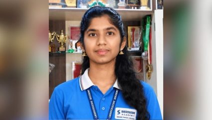 बारामतीची श्रावणी कुदळे नीट परीक्षेत महाराष्ट्रात प्रथम, देशात मुलींमध्ये देखील अव्वल