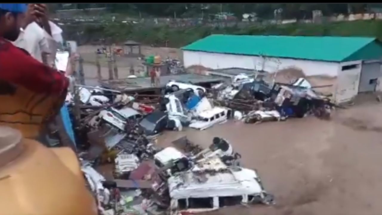 Jammu Kashmir Cloudburst: जम्मू-काश्मीरमध्ये निसर्गाचे तांडव! भीषण ढगफुटीमुळे १० जणांचा मृत्यू, अनेक जण बेपत्ता