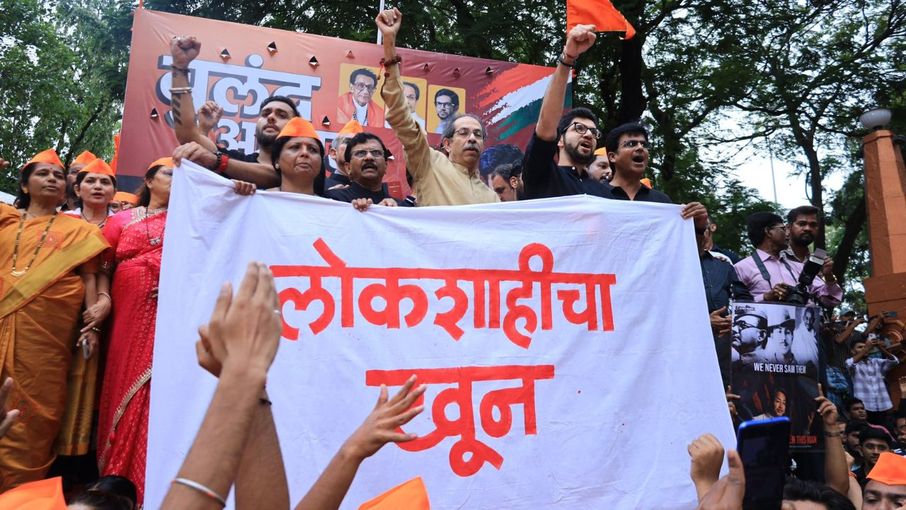 ‘मी अंधभक्त नाही, देशभक्त आहे’; अभिजीत दिपके यांच्या आंदोलनाच्या समर्थनार्थ उद्धव ठाकरेंचा भाजपला थेट इशारा