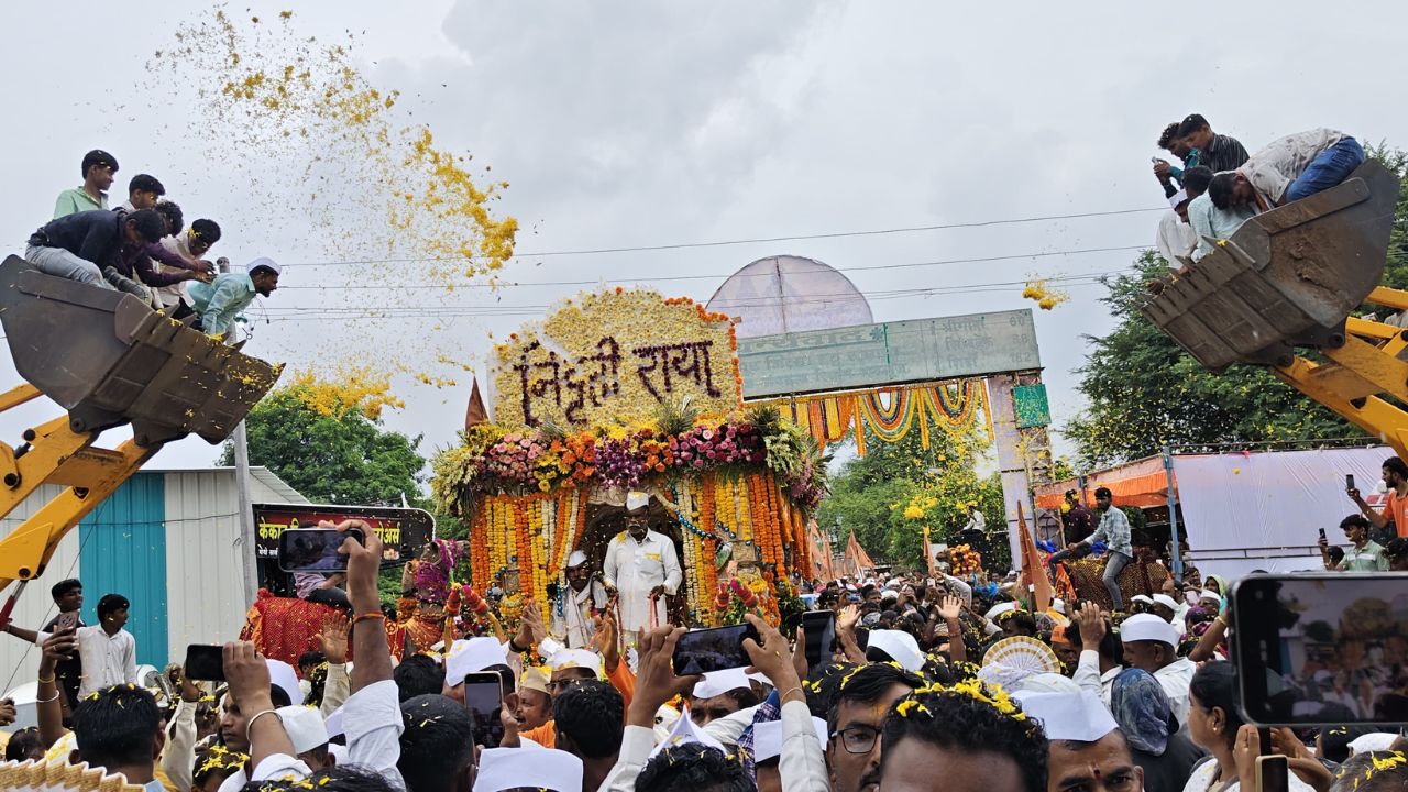 ‘माऊली’च्या गजरात संत निवृत्तीनाथ महाराजांच्या पालखीचे सोलापूर जिल्ह्यात जल्लोषात स्वागत