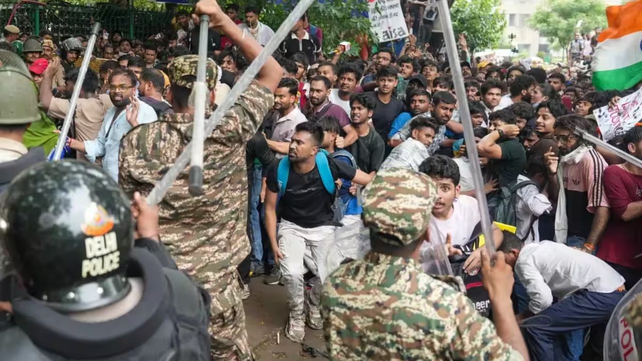 ‘दिल्ली पोलिसांनी व्यवस्थित पुठ्ठे सुजवले…’ भाजप नेता पुन्हा बरळला, CJP आंदोलनावरून भाजपकडून जहरी टीका
