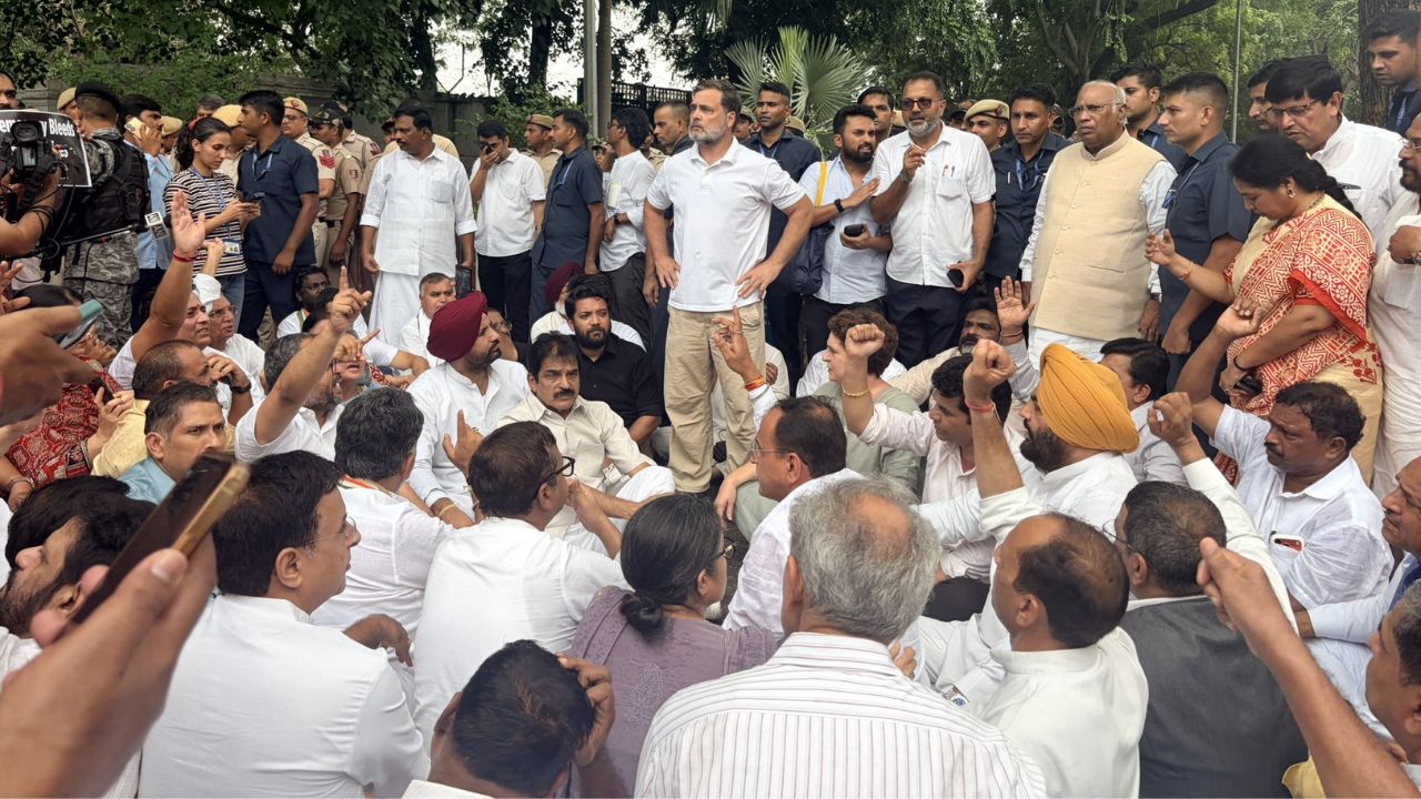 तणाव वाढला! थेट PM हाऊसबाहेर राहुल आणि प्रियंका गांधींचे धरणे आंदोलन; धर्मेंद्र प्रधान यांच्या राजीनाम्याची जोरदार मागणी
