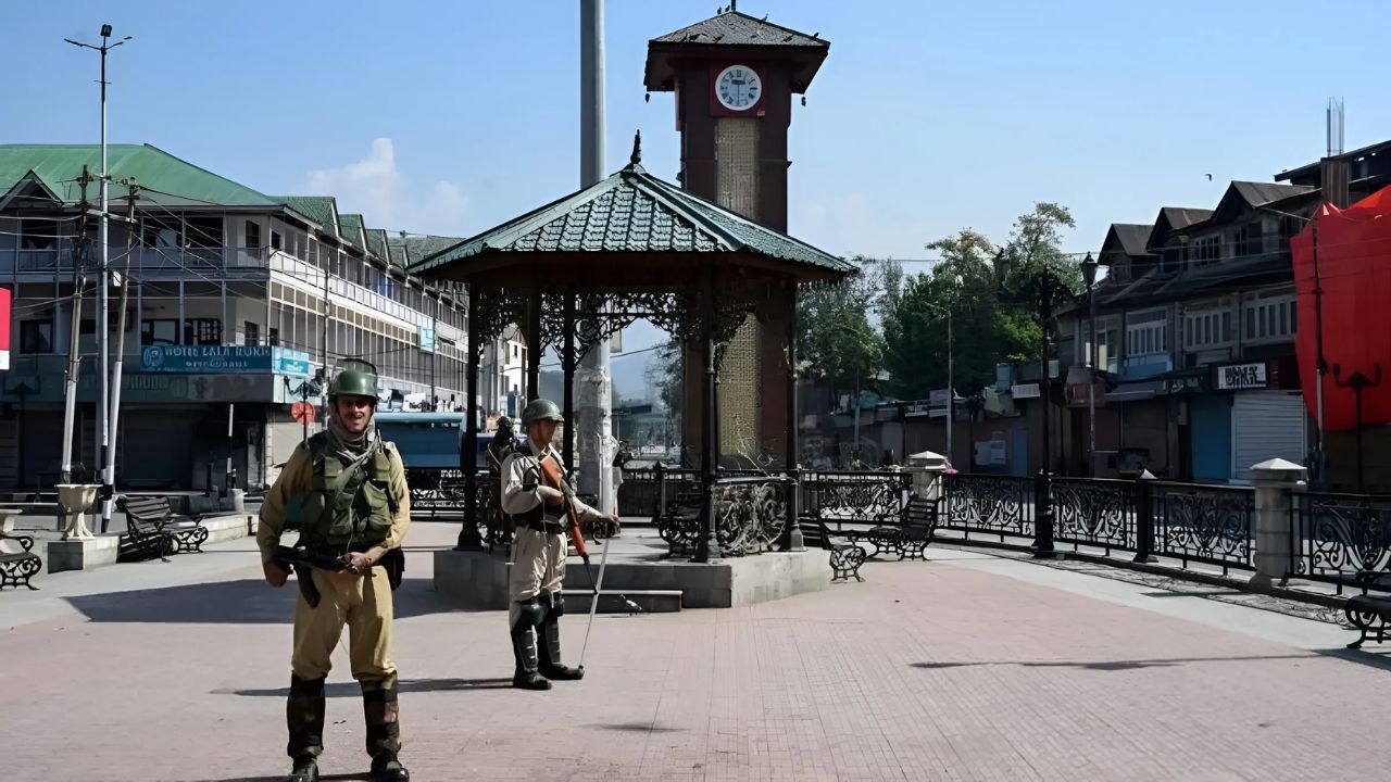 Jammu And Kashmir: जम्मू-काश्मीरमधील लाल चौकाजवळ दहशतवादी हल्ला! गोळीबारात हेड कॉन्स्टेबल शहीद; एक पोलीस कर्मचारी गंभीर जखमी