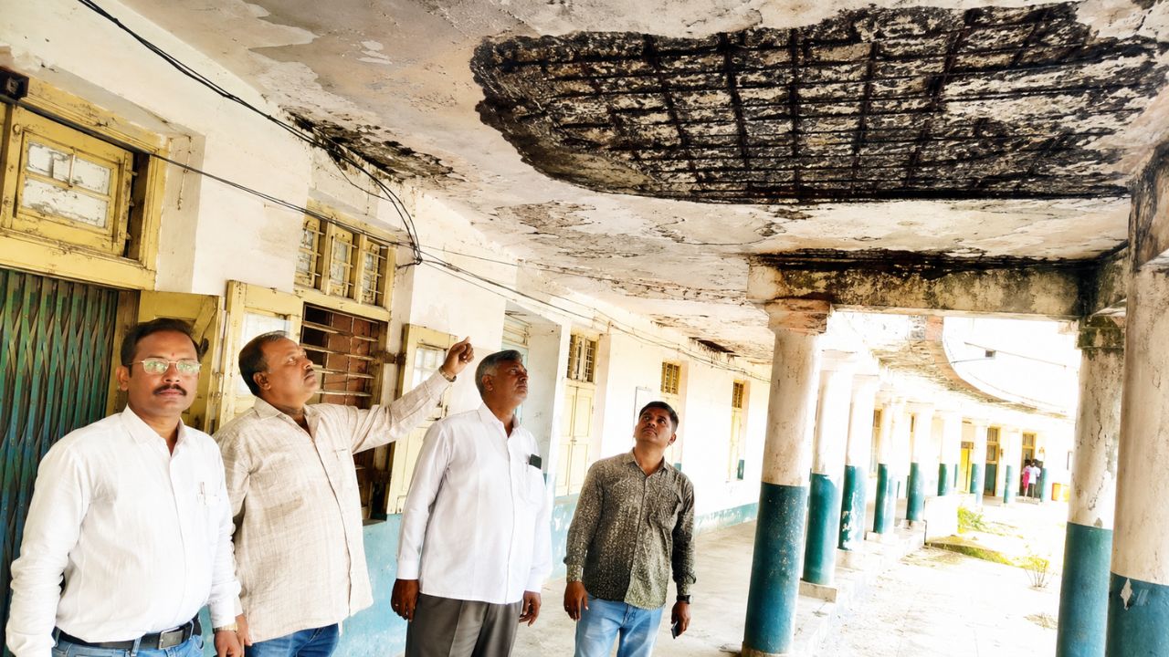 ZP School Condition: जिवंत मरणाच्या दाढेत विद्यार्थी! पावसामुळे शाळेच्या छताचे प्लास्टर कोसळले, पालकांमध्ये भीतीचे सावट