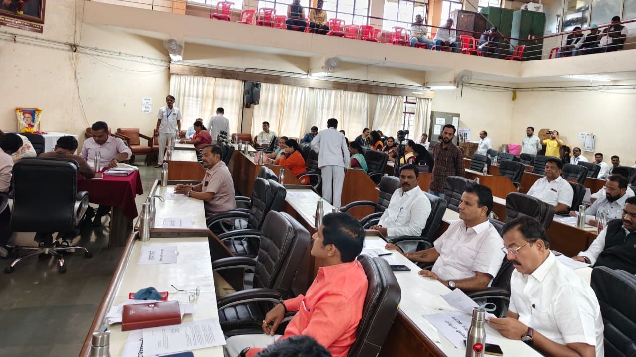 Satara News: सातारा पालिकेत राजकीय घडामोडी! उदयनराजे समर्थक नगरसेवकांची दांडी; अवघ्या ३० मिनिटांत ४६ विषयांना मंजुरी
