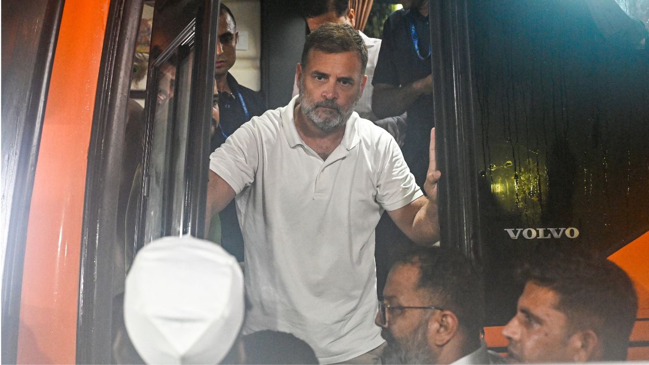 पीएम हाऊसनंतर राहुल गांधींचा नवा डाव! १२० खासदारांसह उतरले रस्त्यावर; म्हणाले, ‘मोदी सरकार लोकशाहीची हत्या करतंय’