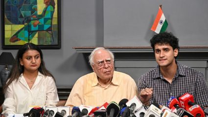 Kapil Sibal: आंदोलक विद्यार्थ्यांच्या कायदेशीर लढ्यासाठी कपिल सिब्बल यांची १ कोटींची मदत; वकीलांना केले ‘हे’ मोठे आवाहन