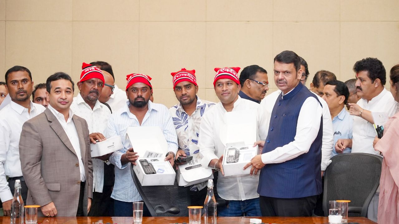 खोल समुद्रात आता नेटवर्कची चिंता नाही! ‘मुख्यमंत्री मत्स्यसंपदा योजने’तून मच्छिमारांना मिळाला सॅटेलाइट फोन’