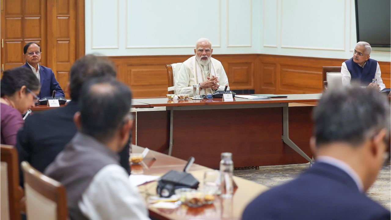 होर्मुज संकटामुळे केंद्र सरकार ॲक्शन मोडमध्ये! पंतप्रधान मोदींची उच्चस्तरीय बैठक; इंधन अन्… महत्त्वाचे निर्देश