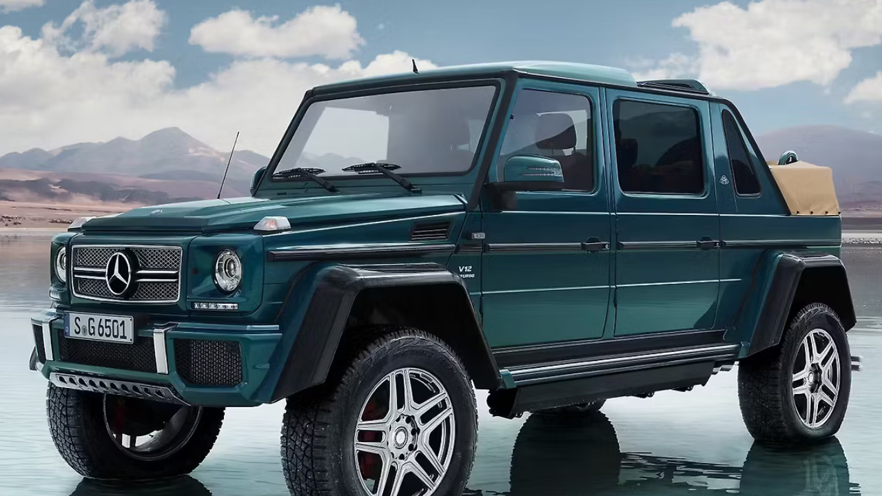 मर्सिडीज maybach G 650 लांडॉलेट (Mercedes-Maybach G 650 Landaulet) मर्सिडीजच्या प्रसिद्ध G-Class चे हे आजवरचे सर्वात आलिशान आणि अफाट रूप मानले जाते. या गाडीमध्ये दमदार V12 इंजिन आणि ऑफ-रोडिंग क्षमतेसोबत मागच्या सीटवर बसणाऱ्या प्रवाशांसाठी मऊ कापडी छताचा पर्याय दिला गेला होता. ही कार अत्यंत खास ग्राहकांसाठी बनवली गेली होती आणि जगभरात तिचे केवळ ९९ युनिट्स उत्पादित केले गेले.