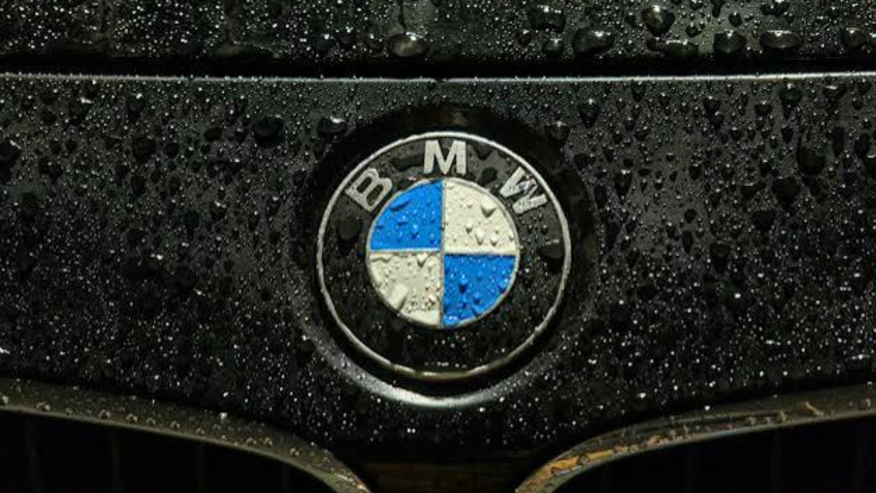 BMW च्या लोगोमागील हा इतिहास तुम्हाला माहिती आहे का? त्वरीत जाणून घ्या