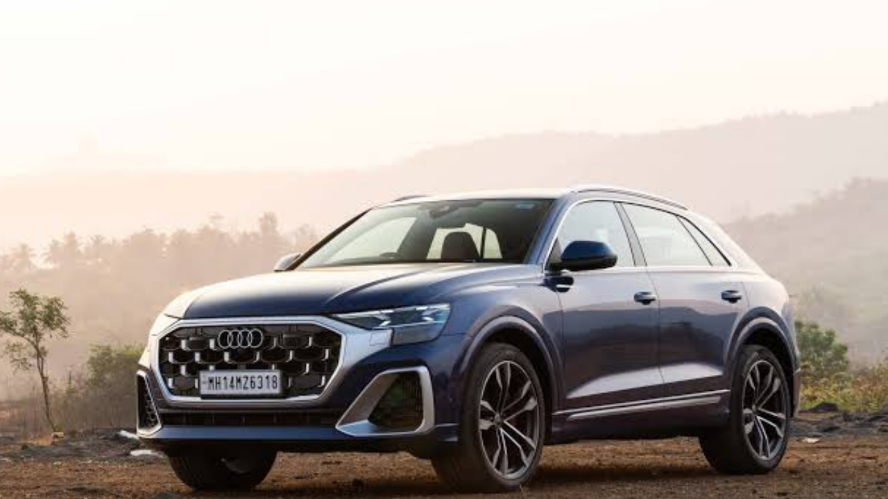Audi Q8 (ऑडी क्यू८) ही ऑडीची सर्वात मोठी आणि आलिशान फ्लॅगशिप एसयूव्ही (SUV) आहे, जी आपल्या बोल्ड डिझाईन आणि मस्कुलर लुकसाठी प्रसिद्ध आहे. या कारमध्ये ५-स्टार सुरक्षा वैशिष्ट्ये, अत्याधुनिक एमएमआय (MMI) टचस्क्रीन सिस्टीम आणि प्रशस्त जागा मिळते. शहर आणि ऑफ-रोडिंग अशा दोन्ही प्रवासासाठी ही कार सर्वोत्तम आणि अत्यंत ऐसपैस मानली जाते.